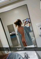 Молоденькие пошлячки делают селфи в зеркале голышом и в нижнем белье 8 фото