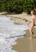 Привлекательные бабы на морском побережье показывают свои обнаженные тела 8 фото