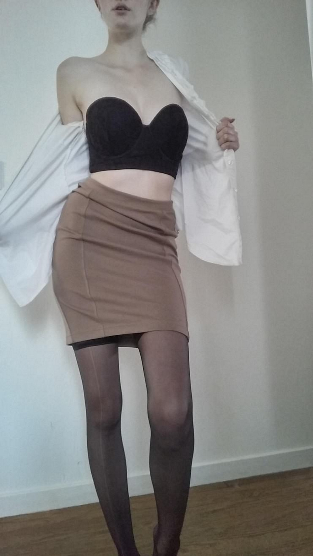 Стройная телка с упругими сиськами примеряет на себя разные наряды и показывает киску 1 фотография